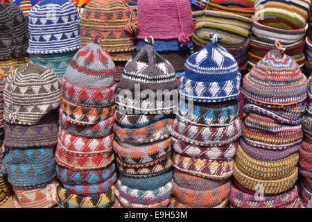 Cappucci di lana in vendita nei souks, mercato, Marrakech, Marrakesh-Tensift-El Haouz regione, Marocco Foto Stock