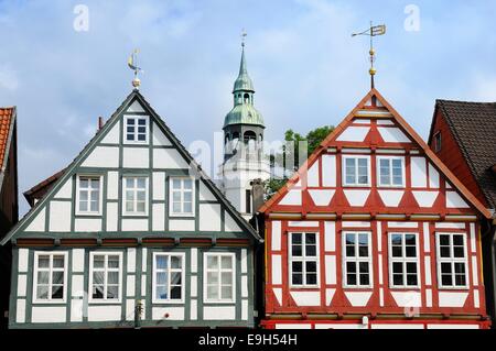 Semi-case con travi di legno e il campanile della chiesa di S. Maria, Celle, Bassa Sassonia, Germania Foto Stock