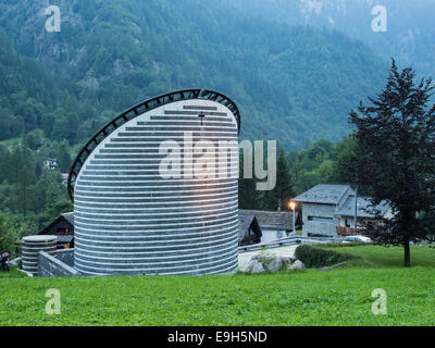 Chiesa Parrocchiale di San Giovanni Battista, architettura moderna da Mario Botta, Mogno, Lavizzara del Canton Ticino, Svizzera Foto Stock