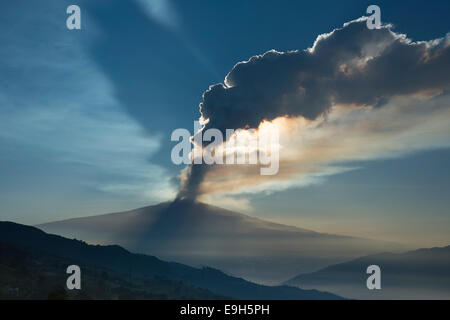 Colonna eruttiva sopra il nuovo cratere di sud-est al mattino, Etna, a Cesarò, Sicilia, Italia Foto Stock