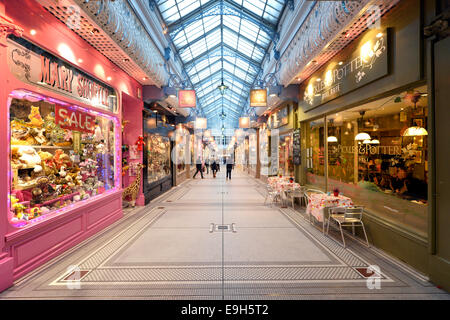 Queen's Arcade, Leeds, West Yorkshire, Inghilterra, Regno Unito Foto Stock