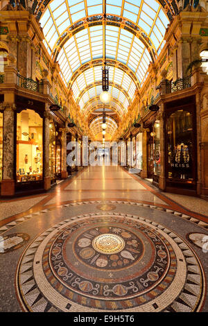 County Arcade con pavimento a mosaico, Victoria Quarter, Leeds, West Yorkshire, Inghilterra, Regno Unito Foto Stock