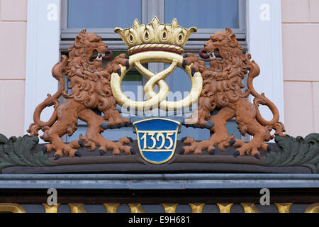 Due leoni tenendo un pretzel, stemma sulla Haus der Baeckerinnung o la Casa del fornaio, Görlitz, Bassa Sassonia, Germania Foto Stock