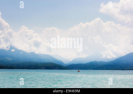 Il lago di Annecy, Alta Savoia, Francia - guardando dalla riva a Annecy città Foto Stock