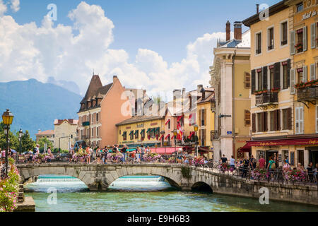 Estate a Annecy, Francia, Europa - con i turisti nelle stradine della città vecchia Foto Stock