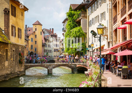 Annecy, Francia con i turisti nella città vecchia in estate Foto Stock