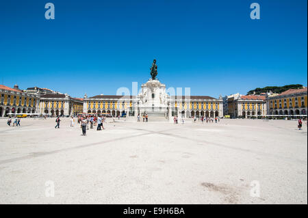 Statua equestre di Giuseppe I del Portogallo o Re José I, in Praça do Comércio square, Lisbona, distretto di Lisbona, Portogallo Foto Stock