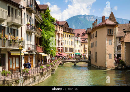 Annecy, Francia - bella e antica cittadina francese di Annecy con Mont Baron montagna dietro Foto Stock