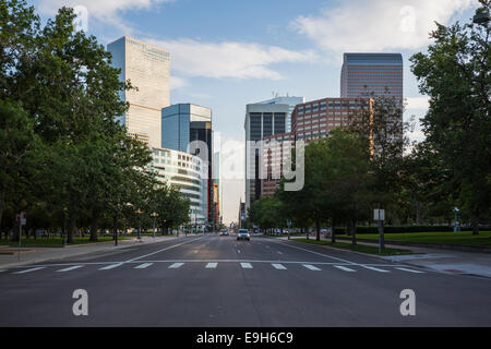 Denver, Colorado, USA - City Street nel centro della zona commerciale del grattacielo Foto Stock