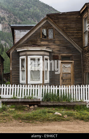 Vecchio Haunted House nella città fantasma di St Elmo, Colorado, Stati Uniti d'America - con il manichino di fronte alla finestra Foto Stock