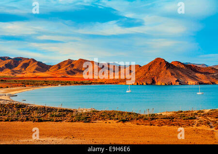 Una vista di Playa de los Genoveses beach in Cabo de Gata-Nijar parco naturale, in Spagna Foto Stock