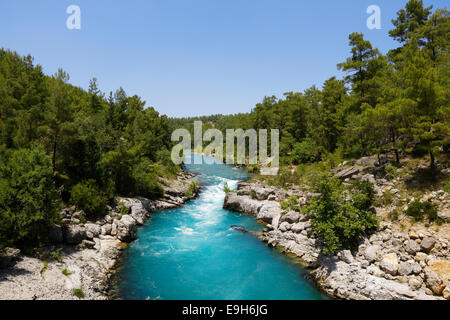 Fiume Köprüçay, sui monti Taurus, Köprülü Canyon National Park, Provincia di Antalya, Turchia Foto Stock