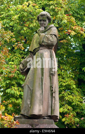 Monumento a Berthold Schwarz, alchimista nel XIV secolo, inventore della polvere da sparo, Freiburg, Baden-Württemberg, Germania Foto Stock