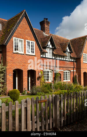 Regno Unito, Inghilterra, Wiltshire, Avebury, High Street, alloggi rurali, case private di proprietà di Avebury Manor estate Foto Stock