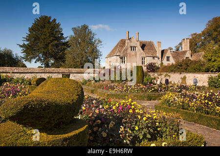 Regno Unito, Inghilterra, Wiltshire, Avebury Manor, Est giardino floreale formale di piantare nella casella letti coperti Foto Stock