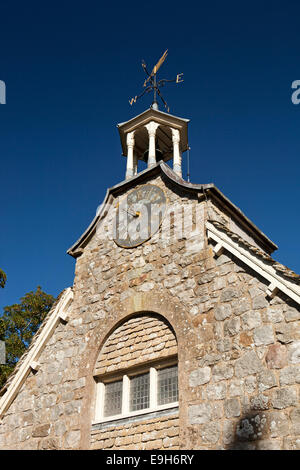 Regno Unito, Inghilterra, Wiltshire, Avebury Manor, la torre dell orologio e weathervane di vecchie scuderie, ora Keiller Museum Foto Stock