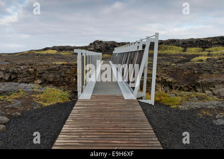 Ponte tra i continenti attraversa la zona di frattura tra l'Unione europea e americana placche tettoniche Foto Stock