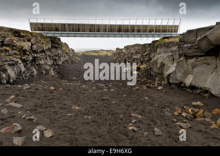 Ponte tra i continenti attraversa la zona di frattura tra l'Unione europea e americana placche tettoniche Foto Stock