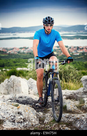 Mountain Biker equitazione sulla Croazia Foto Stock