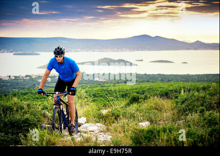 Mountain Biker equitazione sulla Croazia Foto Stock