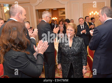 Berlino, Germania. 27 ott 2014. Immagine fornita dal Cile assumerà la Presidenza mostra il Presidente cileno Michelle Bachelet (2a R, anteriore) per partecipare a una cena detenute per la personalità nei settori del commercio, scienza e politica al Regent Hotel in Berlino, Germania, il Ott 27, 2014. Credito: Cile presidenza/Xinhua/Alamy Live News Foto Stock