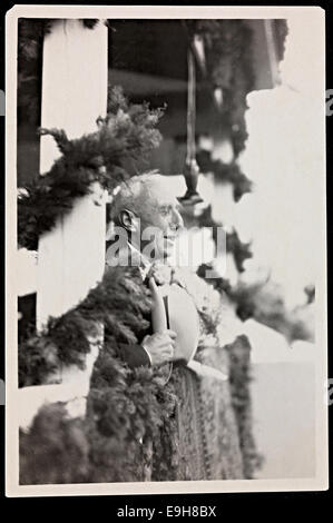 Una fotografia di Roald Amundsen che parla a una folla al porto di Bergen il 12 luglio 1926, al suo ritorno dal volo Transpolare con il dirigibile "Norge". L'immagine cattura l'esploratore rivolgendosi al pubblico, celebrando il successo della spedizione. Foto Stock