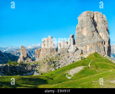 Le Cinque Torri con cielo blu, Dolomiti, Veneto, Italia Foto Stock