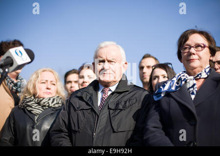 Bydgoszcz (Polonia). 27 ottobre, 2014. Ex primo ministro polacco, Leszek Miller (centro) campagne presso il Mulino isola per i Democratici di Sinistra Alliance party (SLD), sulle prossime elezioni su tutto il territorio nazionale per i sindaci e i consiglieri del 16 novembre 2014. Credito: Jaap Arriens/Pacific Press/Alamy Live News Foto Stock