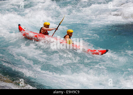 Rematori, rafting sul fiume Köprüçay, Köprülü Canyon National Park, Provincia di Antalya, Turchia Foto Stock