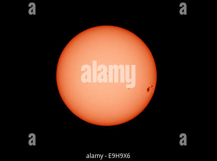 Londra, Regno Unito. 28 ottobre, 2014. Massive sunspot AR2192, immagine qui attraverso un solare Filtro luce bianca e ha confermato come il più grande in un decennio, si avvicina al bordo del disco del sole e. Credito: Malcolm Park editoriale/Alamy Live News Foto Stock