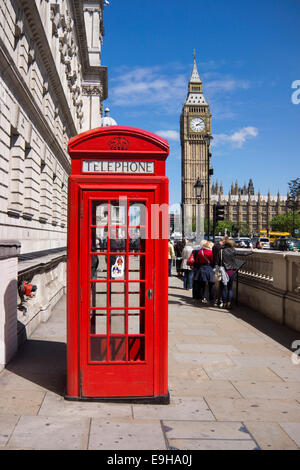 Telefono rosso scatola, Big Ben o Elisabetta La Torre sul retro, Londra, regione di Londra, England, Regno Unito Foto Stock