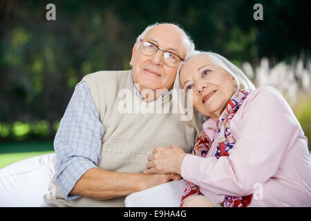 Amorevole coppia senior seduti su sedie Foto Stock
