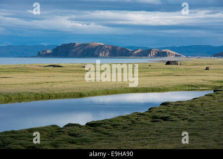 Meta di pellegrinaggio, penisola e rocce del monastero di Tashi Dor sulle rive del santo Namtso o Lago Nam, lago celeste, 4718 m Foto Stock