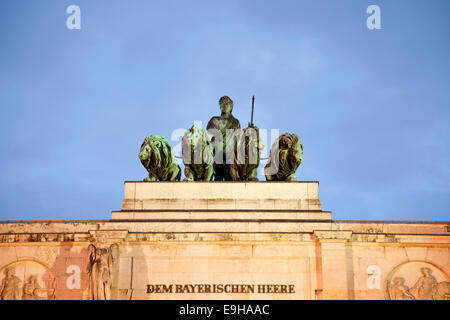 Quadriga di Siegestor o arco trionfale, Monaco di Baviera, Baviera, Baviera, Germania Foto Stock