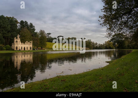 Painshill Park, Cobham in autunno Foto Stock