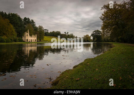 Painshill Park, Cobham in autunno Foto Stock