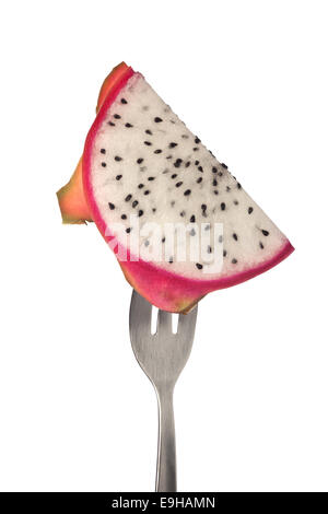Fetta di dragonfruit su una forcella isolati su sfondo bianco Foto Stock