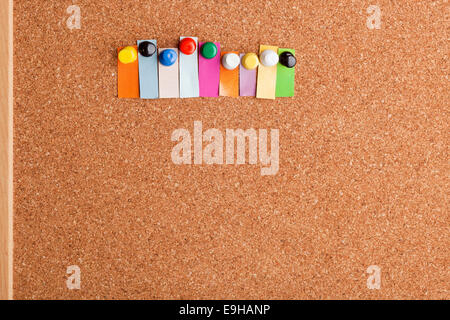 Bacheca di sughero e colorato titolo con copyspace di nove lettera parola Foto Stock