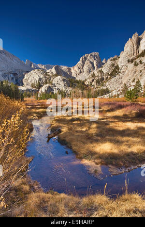 Il Thor picco nel Bighorn Park Marsh a Mt Whitney Trail, autunno, John Muir Wilderness, Eastern Sierra Nevada, in California, Stati Uniti d'America Foto Stock