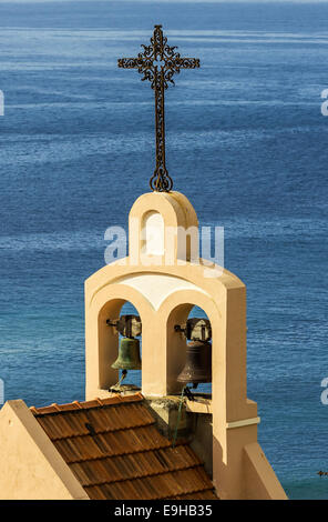 Il campanile della chiesa di Santiago Apostol, dietro il mare e laguna de Santiago, La Gomera, isole Canarie, Spagna Foto Stock