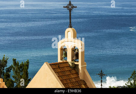Il campanile della chiesa di Santiago Apostol, dietro il mare e laguna de Santiago, La Gomera, isole Canarie, Spagna Foto Stock