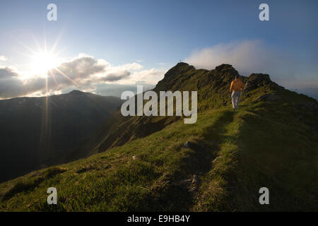 Escursionista sulla cima di Mt Grosser Galtenberg nella luce della sera, valle Alpbachtal, Tirolo, Austria Foto Stock