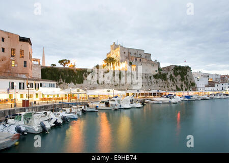 Il municipio e il porto, Ciutadella, Minorca, Isole Baleari, Spagna Foto Stock