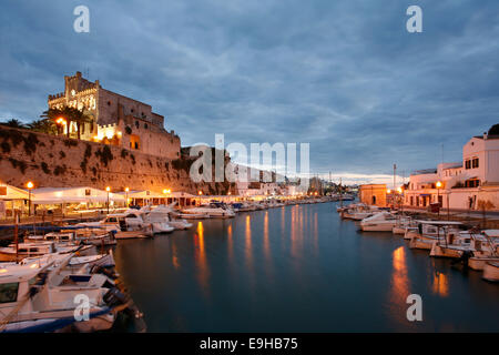 Il municipio e il porto al tramonto, Ciutadella, Minorca, Isole Baleari, Spagna Foto Stock