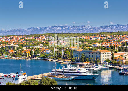 Città di Zadar Harbour e la montagna di Velebit Foto Stock