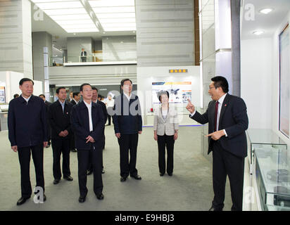 Pechino, Cina della provincia di Jiangxi. 27 ott 2014. Chinese Vice Premier Zhang Jaili (2a L, anteriore) visite il rilevamento di Wuxi Net a Wuxi, Cina orientale della provincia di Jiangxi, Ottobre 27, 2014. Zhang è stato su un giro di ispezione in Jiangsu lunedì. Credito: Wang Ye/Xinhua/Alamy Live News Foto Stock