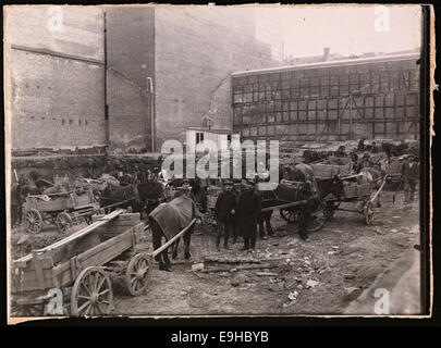 Una fotografia del cantiere di Sjöfartsbygningen, a Kongesgt. 6, Oslo, che mostra i lavori di scavo con cavalli utilizzati per assistere nel processo. Questa immagine documenta una fase iniziale della costruzione dell'edificio. Foto Stock