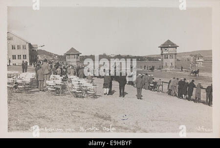 Una fotografia vintage di circa 1929 esemplari del circuito Bjerke di Oslo, Norvegia. L'immagine cattura l'emozione delle corse di cavalli, con cavalli e fantini in azione durante una corsa in questo luogo storico. Foto Stock