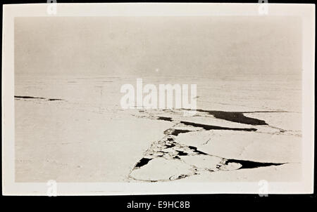 Questa vista aerea mostra il ghiaccio artico proveniente dal dirigibile Norge durante il volo transpolare del 12 maggio 1926. Il volo, guidato da Roald Amundsen, Lincoln Ellsworth e Umberto Nobile, fu un evento di riferimento nell'esplorazione polare. Foto Stock