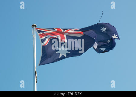 Australia bandiera nazionale battenti contro un cielo blu Foto Stock